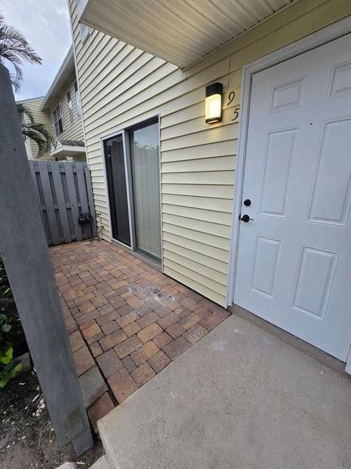 95 Sw 3rd St, Pompano Beach, FL, 33060-7933 | Card Image