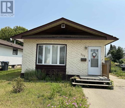 732 Marks St S, Thunder Bay, ON, P7E1N2 | Card Image