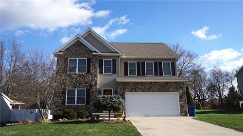 1405 Hidden Lake Blvd, Akron, OH, 44312-4104 | Card Image