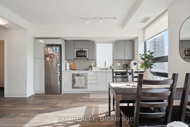 409 - 2916 Highway 7 Highway, Condo with 2 bedrooms, 2 bathrooms and 1 parking in Vaughan ON | Image 6