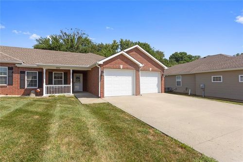 3221 Hickory Ridge Ct, Saint Joseph, MO, 64503-1733 | Card Image