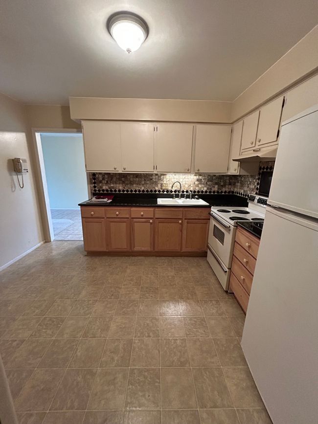 APT-21 - 8127 Colony Dr, Condo with 2 bedrooms, 2 bathrooms and null parking in Grosse Ile MI | Image 14