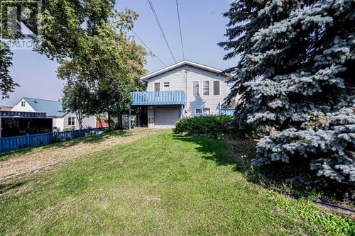 10113 100 Ave, Peace River, AB, T8S1R3 | Card Image