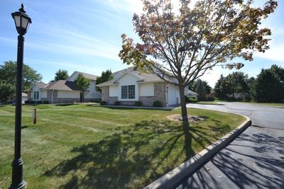 4881 W Maple Leaf Cir, Condo with 2 bedrooms, 2 bathrooms and null parking in Greenfield WI | Image 3