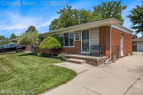 26470 Oak St, Roseville, MI, 48066-3549 | Card Image