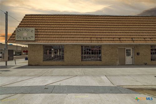 106 W Cameron Ave, Rockdale, TX, 76567-2812 | Card Image