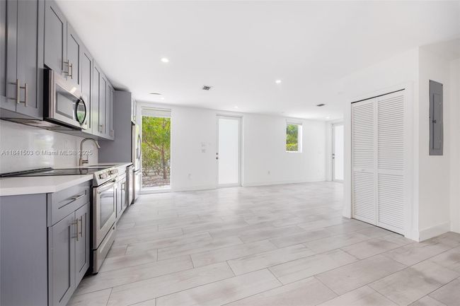 3823 Thomas Ave, House other with 5 bedrooms, 4 bathrooms and null parking in Miami FL | Image 6