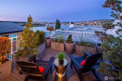403-2419 8th Ave N, Seattle, WA, 98109-2286 | Card Image