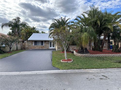 676 Nw 107th Ln, Coral Springs, FL, 33071-7943 | Card Image