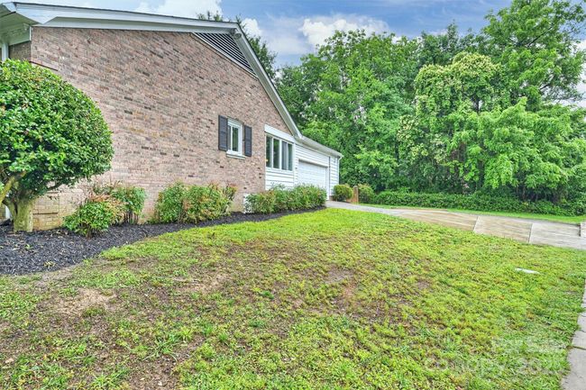 1961 Runnymede Ln, House other with 3 bedrooms, 2 bathrooms and null parking in Charlotte NC | Image 32