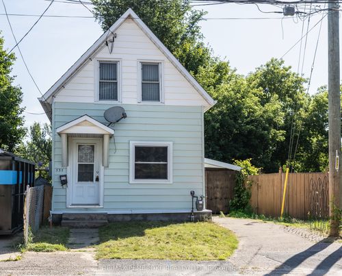 535 Moffat St, Pembroke, ON, K8A3Y2 | Card Image