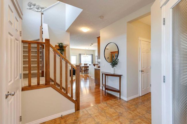 74 Kinlea Way Nw, Home with 3 bedrooms, 2 bathrooms and 4 parking in Calgary AB | Image 5