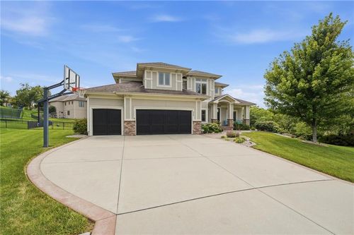 324 Nw Thoreau Cir, Lee's Summit, MO, 64081-2193 | Card Image