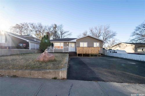 1314 Henleaze Ave, Moose Jaw, SK, S6H3W2 | Card Image