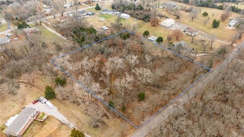 811 N 142nd St, Bonner Springs, KS, 66012-9126 | Card Image