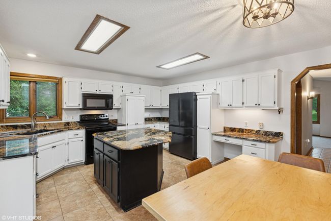 An additional view of the kitchen | Image 16