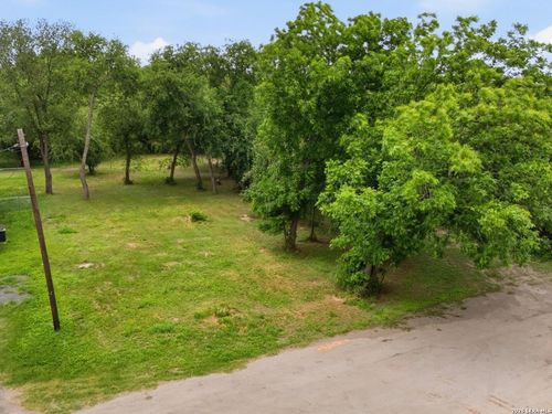 407 E Daniel Street, Uvalde, TX, 78801 | Card Image