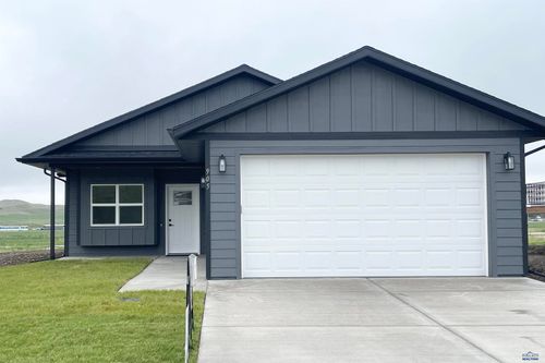905 Bennington Dr, Box Elder, SD, 57719-4801 | Card Image