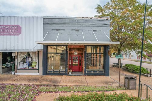 133 W Court Ave, Selmer, TN, 38375-2130 | Card Image