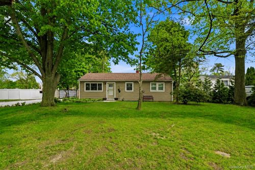 1016 Howells Rd, Bay Shore, NY, 11706-2731 | Card Image