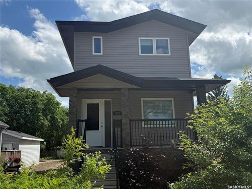 802 Park Ave, House with 3 bedrooms, 3 bathrooms and 4 parking in Weyburn SK | Card Image