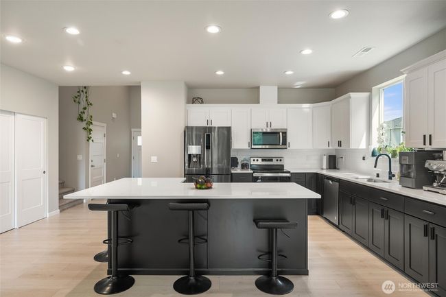 An entertainers delight. Quartz countertops. | Image 6