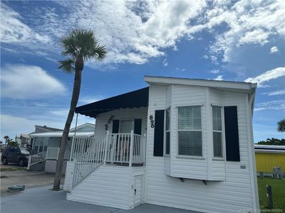 896 Nettles Boulevard, House other with 2 bedrooms, 2 bathrooms and 2 parking in Jensen Beach FL | Image 2