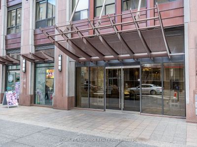 802 - 85 Bloor St E, Condo with 2 bedrooms, 2 bathrooms and 1 parking in Toronto ON | Image 3