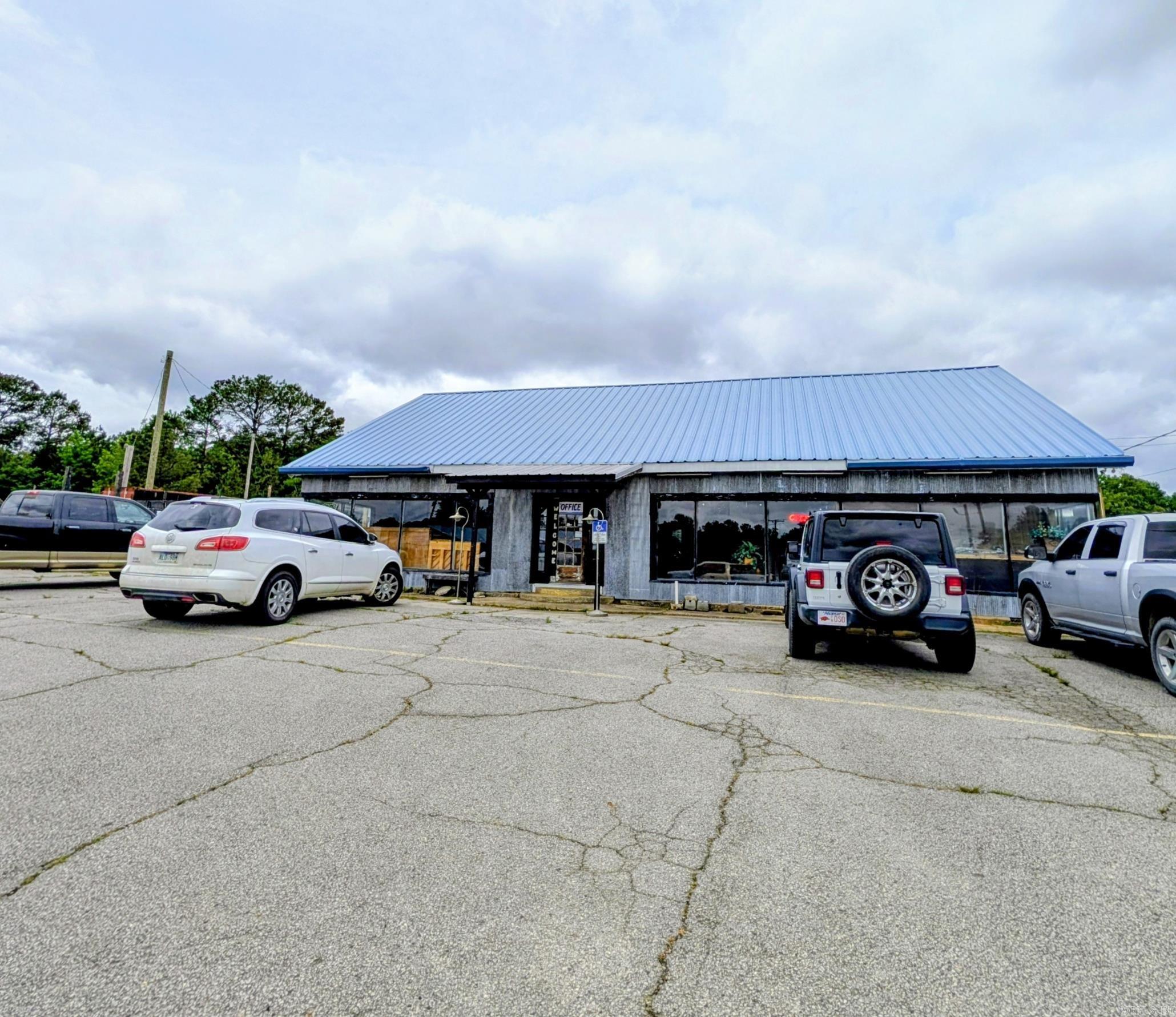 Commercial Sale in Mena