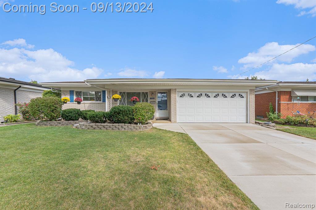 Desmond Dr, Warren, MI 48093