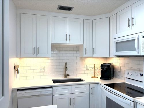 203-34 Pine Arbor Ln, VERO BEACH, FL, 32962-4695 | Card Image