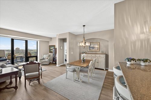 apt-907-500 E Grant St, Minneapolis, MN, 55404-1442 | Card Image