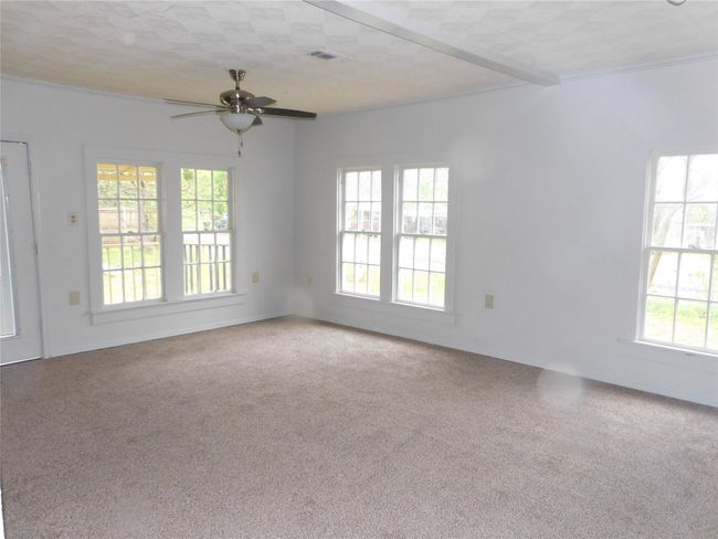 Family sized living area | Image 14