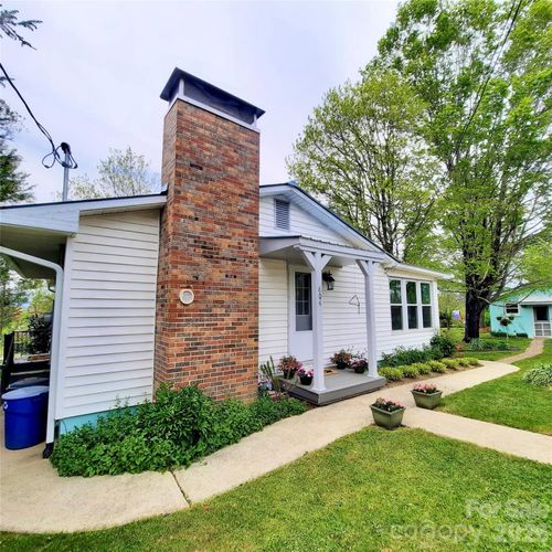 604 Substation St, Hendersonville, NC, 28792-5462 | Card Image