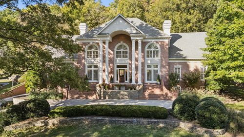 19 Park Mdws, Nashville, TN, 37215-5829 | Card Image