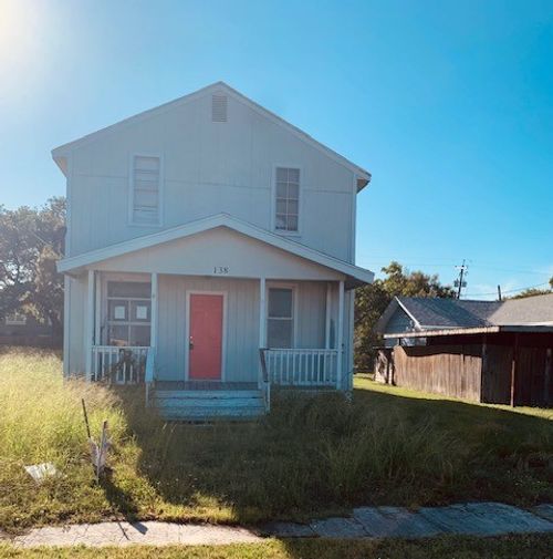 138 S Houston St, Aransas Pass, TX, 78336-2502 | Card Image