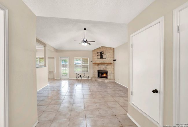 1314 Acorn Rd, House other with 3 bedrooms, 2 bathrooms and null parking in Hondo TX | Image 5