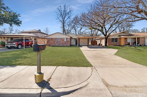 2221 Se 14th St, Grand Prairie, TX, 75051-4573 | Card Image