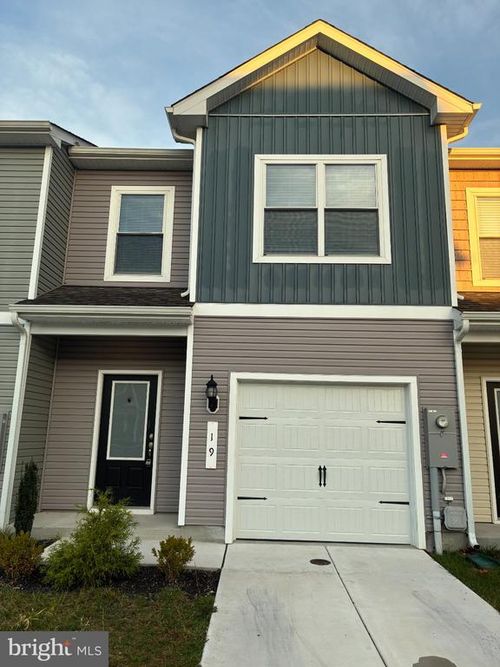 19 Bloomsbury St, FALLING WATERS, WV, 25419-7702 | Card Image