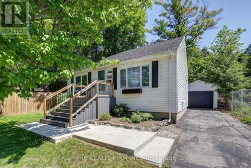 697 Victoria St, London, ON, N5Y4C3 | Card Image