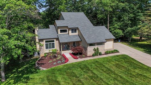 8690 Scenic Bluff Ln, White Lake, MI, 48386-2053 | Card Image