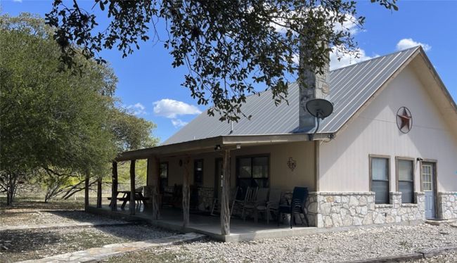 197 N Tomahawk Way, House other with 3 bedrooms, 3 bathrooms and null parking in Concan TX | Image 4