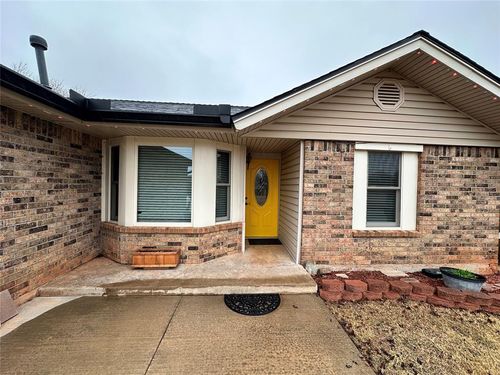 2221 Ne 8th St, Moore, OK, 73160-8543 | Card Image