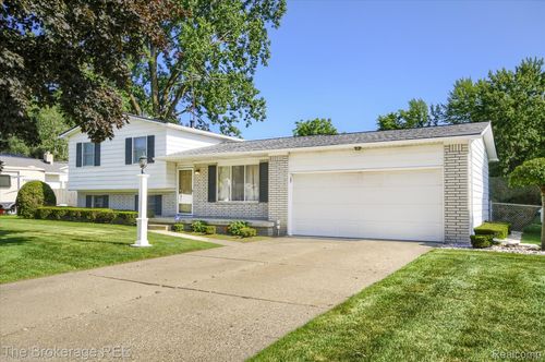 7204 Popplewood Dr, Davison, MI, 48423-9546 | Card Image