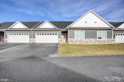 521 Shook Ct E, GREENCASTLE, PA, 17225-8561 | Card Image