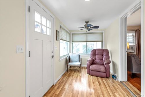 100 Nassau Ave, Malverne, NY, 11565-1419 | Card Image