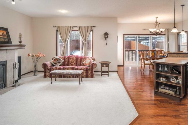 109 St Moritz Place Sw, House other with 3 bedrooms, 3 bathrooms and 4 parking in Calgary AB | Image 6