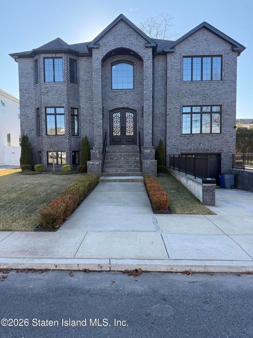 946 Edgegrove Ave, Staten Island, NY, 10309-2311 | Card Image