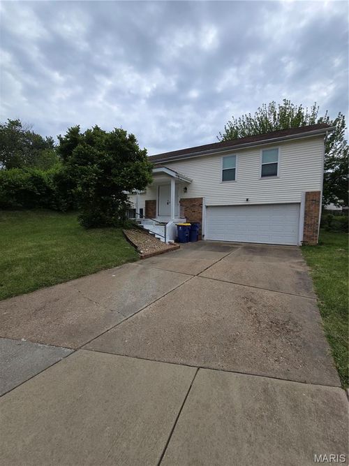 2404 Farnham Ct, Florissant, MO, 63033-1725 | Card Image