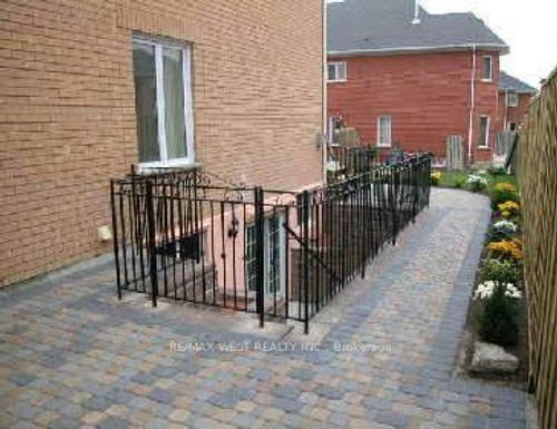 64 Kingmount Cres, Richmond Hill, ON, L4B3X4 | Card Image